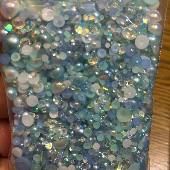 Loose resin rhinestones and pearls. - Picture 1 of 6
